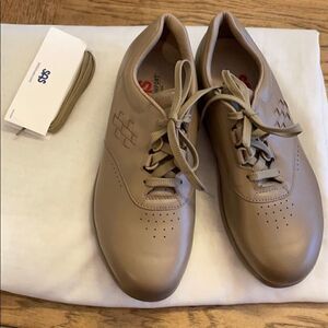 SAS LIGHT BROWN LEATHER SNEAKERS. NEW